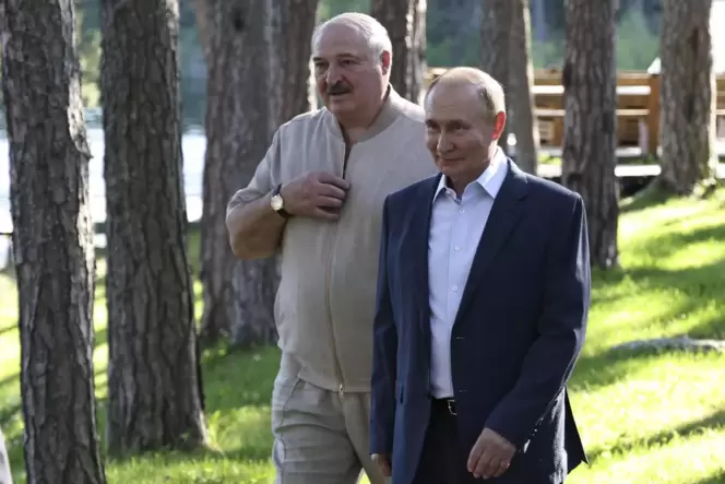 Wollen Sie die Bundesregierung erpressen? Alexander Lukaschenko und Wladimir Putin bei ihrem Treffen nahe St. Petersburg.