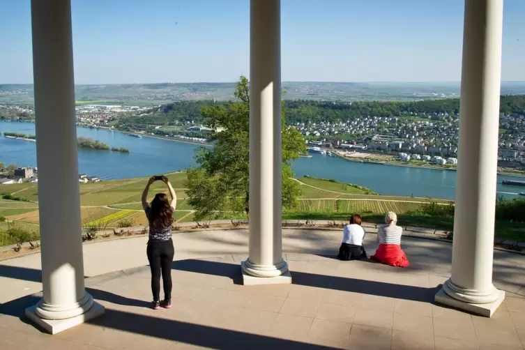 Am Niederwalddenkmal genießen Besucher einen tollen Blick auf den Rhein.