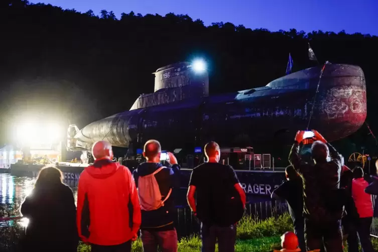 Auch nachts verfolgen Schaulustige das Spektakel des U-Boot-Transports entlang der Strecke.