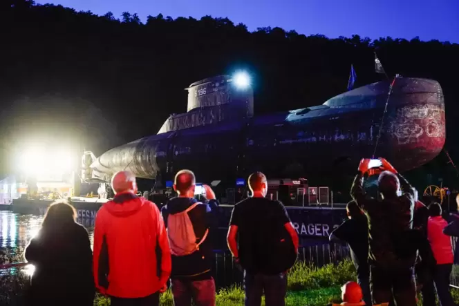 Auch nachts verfolgen Schaulustige das Spektakel des U-Boot-Transports entlang der Strecke.