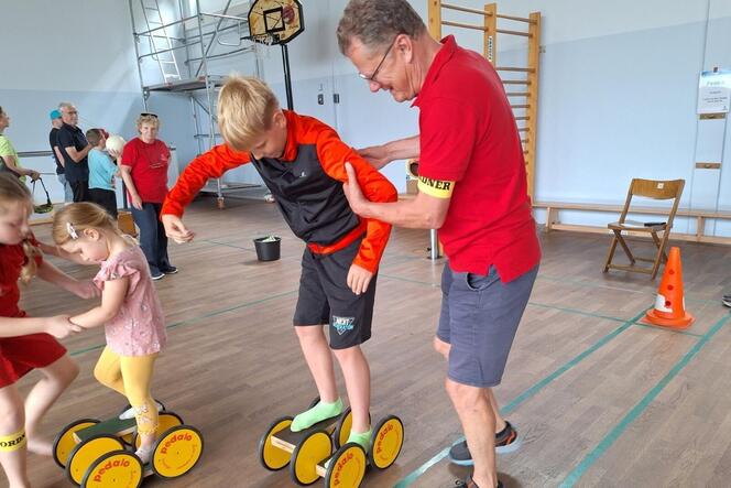 Ab auf die Rollen: Der zehnjährige Max und seine vierjährige Schwester Lisa testen in der VT-Sporthalle ihren Gleichgewichtssinn