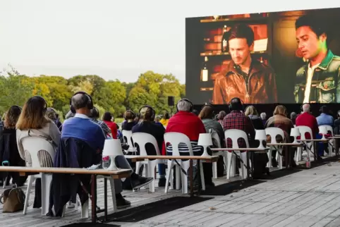 Filme schauen unter freiem Himmel am Rheinstrand – das ist eine Option bei dem Kinoevent.