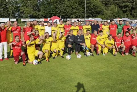 Die Spieler der Lotto-Elf (gelb) und der FCK-Traditionsmannschaft beim gemeinsamen Gruppenbild. 