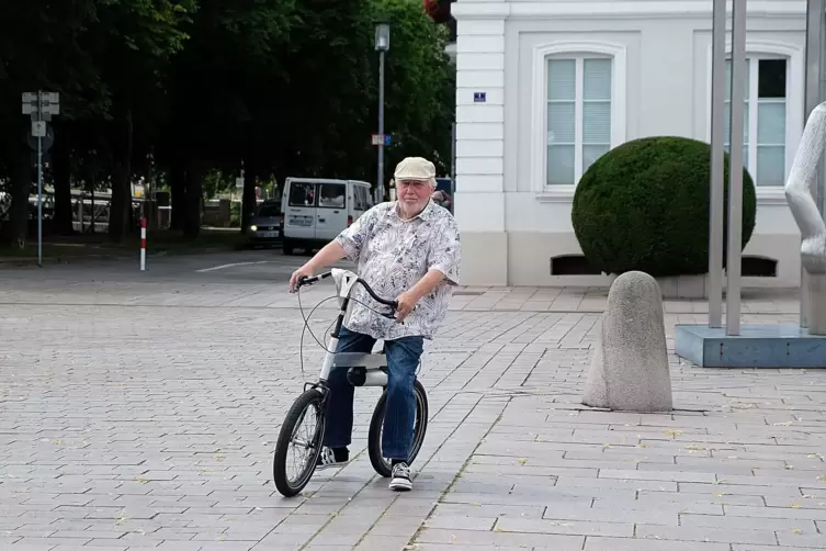 Einen pfiffigen rollenden Untersatz hat sich Manfred Panter mit seinem Laufrad geschaffen.