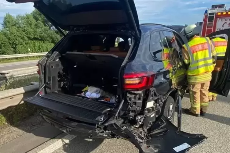 Auf der A 61 sind drei Autos zusammengestoßen.