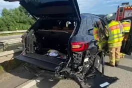 Auf der A 61 sind drei Autos zusammengestoßen.