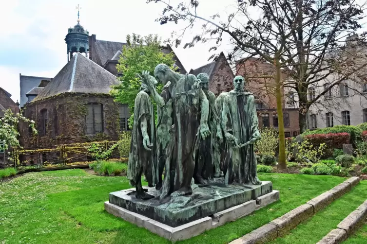 „Die Bürger von Calais“ von Auguste Rodin stehen derzeit in Mons. Rotiert man um das Werk, wird man selbst zum Teil der Szene.