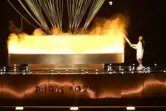 Marie-Jose Perec und Teddy Riner entzünden olympisches Feuer.