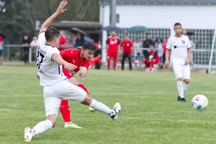 Die erste Kopie des 1:0: Luca-Noel Schmitt (in Rot) trifft zum 2:1 für Eppenbrunn, der Rodalber Jan-Lukas Hinkel kommt zu spät. 