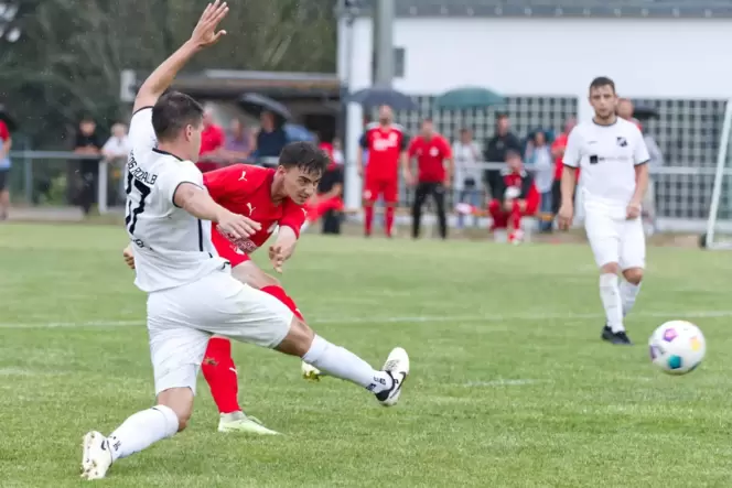 Die erste Kopie des 1:0: Luca-Noel Schmitt (in Rot) trifft zum 2:1 für Eppenbrunn, der Rodalber Jan-Lukas Hinkel kommt zu spät.