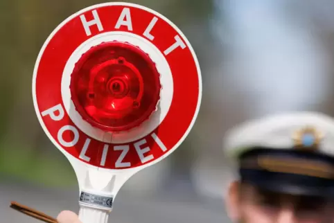 Vier Fahrzeugführer wurden von den Beamten der Polizeiautobahnstation in Ruchheim in der Zeit von Freitag bis Samstag unter dem 