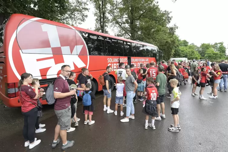 Vor dem FCK-Bus bildeten sich lange Schlangen.