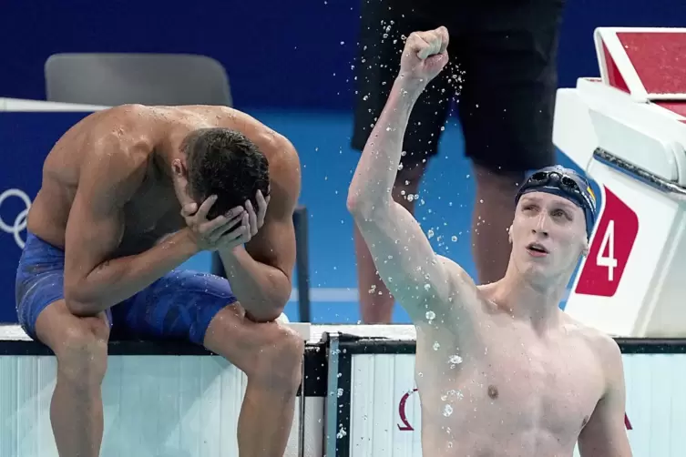 Lukas Märtens bejubelt seinen Olympiasieg über 400 Meter neben dem niedergeschlagenen Guilherme Costa aus Brasilien. 