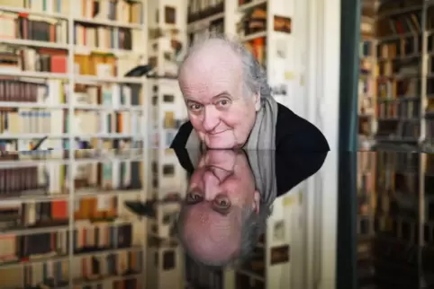 Wolfgang Rihm 2022 an seinem Flügel in seiner Wohnung in Karlsruhe. 