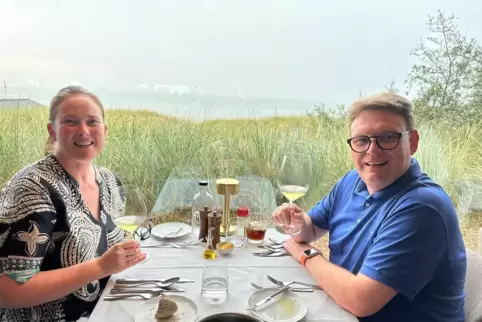 Das Foto zeigt Eric Kunz und seine Frau Cordula in einem Restaurant in Knokke-Heist im belgisch-niederländischen Grenzgebiet.