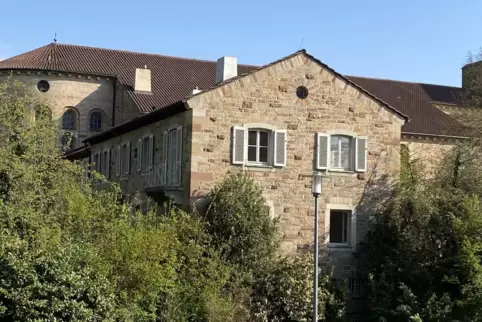 Ist saniert worden: Pfarrhaus (vorn) der Bernhardskirche. 