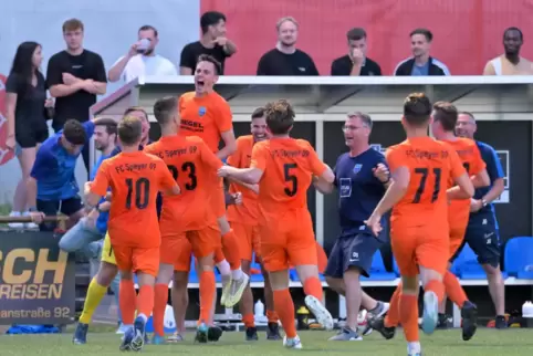 Welch ein Jubel: Der FC Speyer 09 dreht das Match gegen Phönix Schifferstadt.