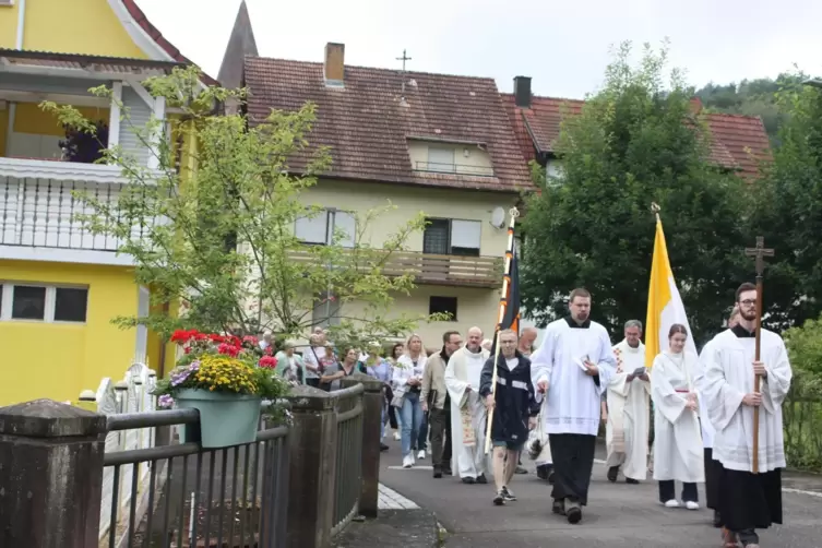 Bei der St.-Anna-Wallfahrt zogen die Pilger durchs Dorf hinaus zur Kapelle.