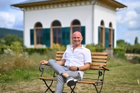 Wünscht sich eine Belebung des Ruppertsberger Wahrzeichens: Ortsbürgermeister Peter Benoit vor dem restaurierten Teehaus. 