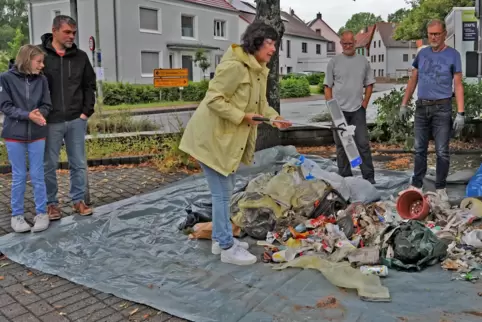 Die Ausbeute der Sammelwoche wird im Hof der Grundschule in Olsbrücken gesichtet. 