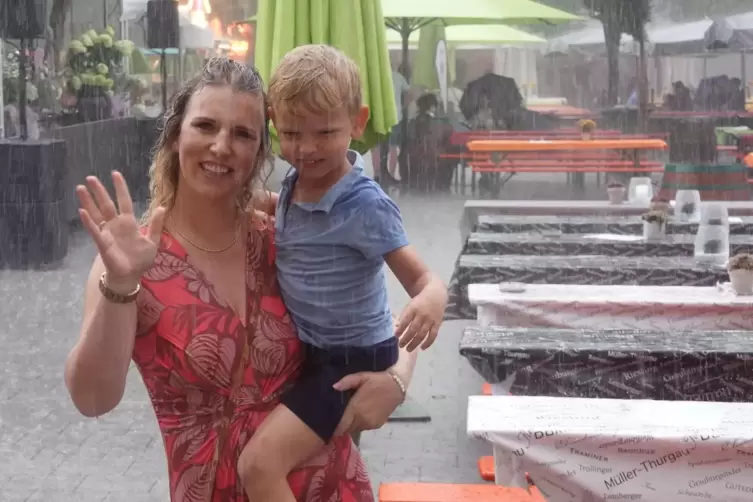 Trotzen dem Regen: Hannah Schumacher mit Sohn Rafael. 