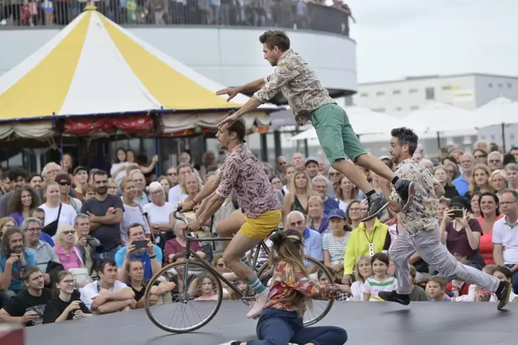 Boten eine funky Fahrradshow zur Festival-Eröffnung auf dem Platz der Deutschen Einheit: die Gruppe La Bande à Tyrex aus Frankre