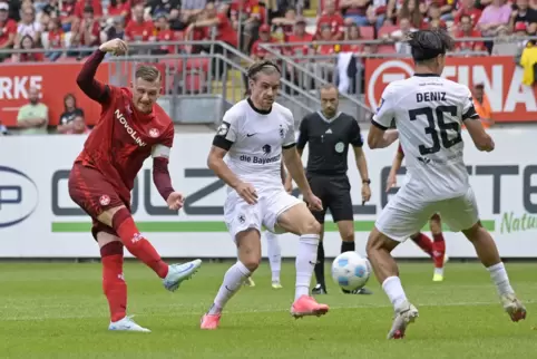 Der neue FCK-Kapitän Marlon Ritter, hier beim 1:0 gegen 1860 München, äußert sich zur neuen „Meckerregel“.