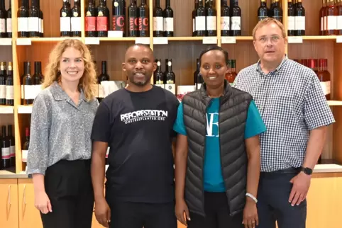 Treffen im Kallstadter Winzerverein: von links Katharina Krings, Eugene Ndungutse, Dative Kayitesi und Thomas Jaworek.