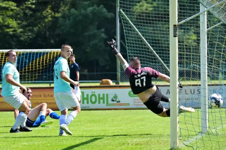 Bodenständig: Lukas Schwartz (blau) erzielt das 2:0 für FV Heiligenstein.