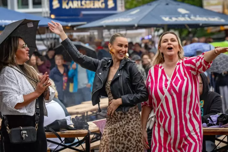 Samstagabend trat die Firma Holunder auf dem Herzogplatz auf. Sanika Shop, Marta Wittkötter und Ela Podstawaka (von links) gefie