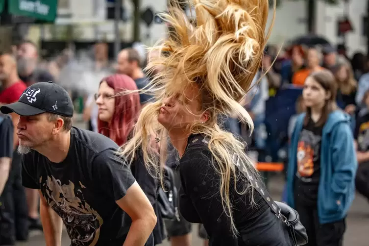 Da fliegen die Haare: die Headbanger Niki und Daniela Vandre vor der Rockbühne.