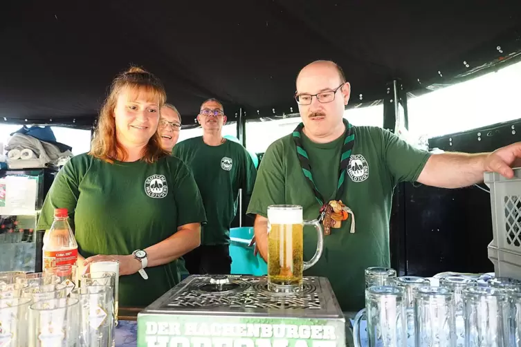 Kommt was? Am Stand der Waldjugend, der dieses Jahr neu ist, zapfen Isabell Schatz und Carsten Dahl Bier von unten ins Glas.