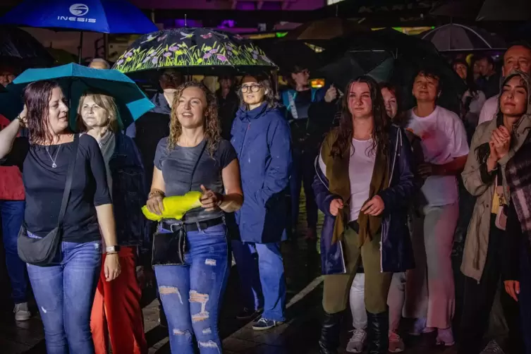 Strömender Regen während des Auftritts der Gruppe Changes am Alexandersplatz: Irgendwann spielte das bei den unentwegten Fans au