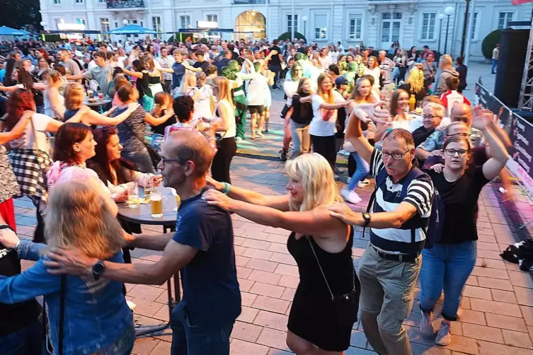 Die Stimmungsband Krachleder ließ das Publikum auf dem Herzogplatz Polonaise tanzen. 