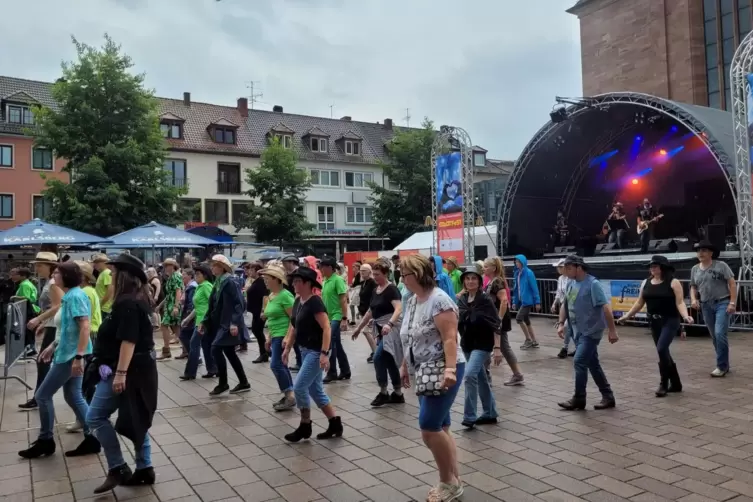 Alles im Gleichschritt beim Linedance zu Countrymusik auf dem Alexandersplatz.