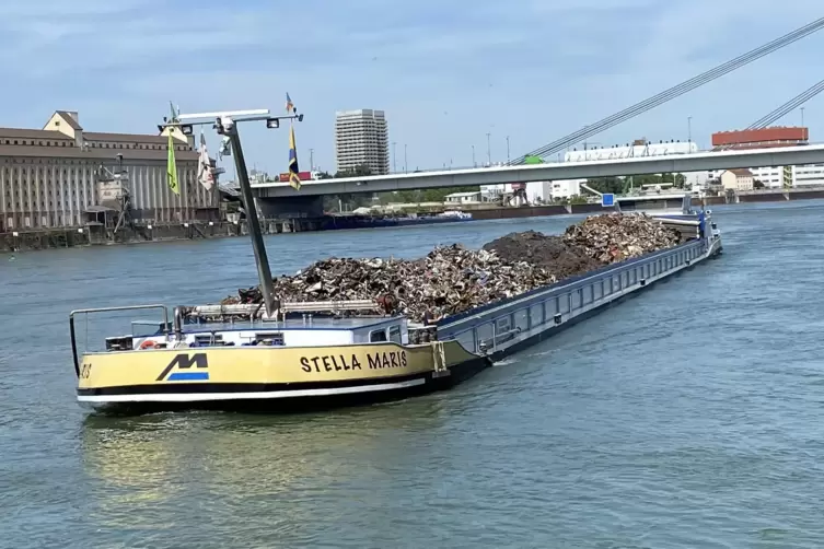 Besser als Busfahren: Der Kapitän der „Stella Maris“ sagt, wann er mit dem Schiff am Anleger in Mannheim ist. Er ist pünktlich. 