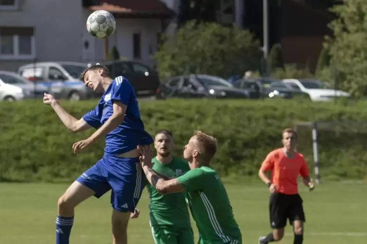 Streckt sich: Finkenbachs Konrad Degenhardt. Rechts Thomas Rothecker vom SV Kirchheimbolanden. 