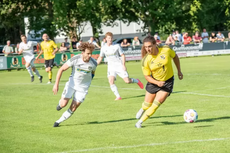 Kandels Yanik Wagner jagt Patrick von Kietzell und den Ball.