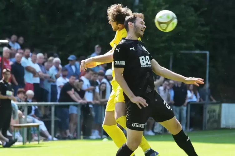 Kopfballduell zwischen Weselbergs Spielertrainer Jascha Conzelmann (vorne) und Jona Wohlgemuth.