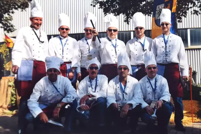 Das Wasgau Grillteam nach der erfolgreichen Teilnahme bei WM und EM vor 20 Jahren mit Medaillen.