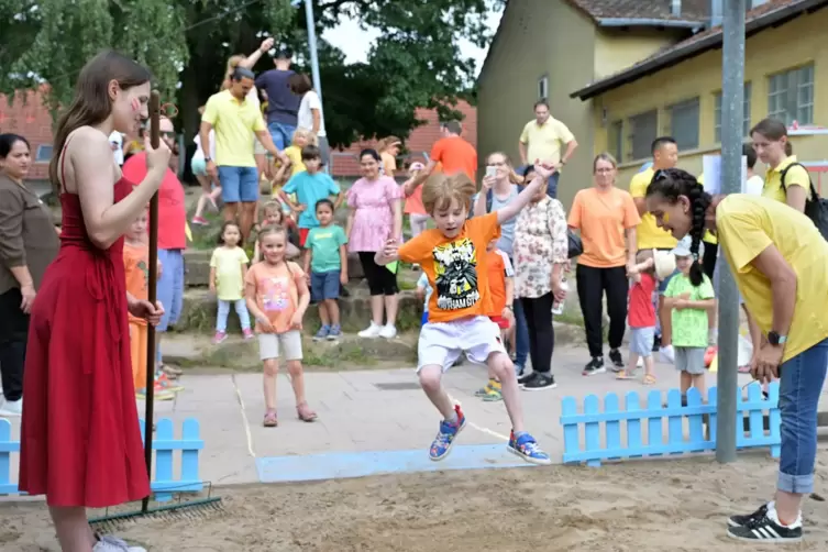 Hoch hinaus: Weitsprung bei der Olympiade der Kita St. Kunigunde.