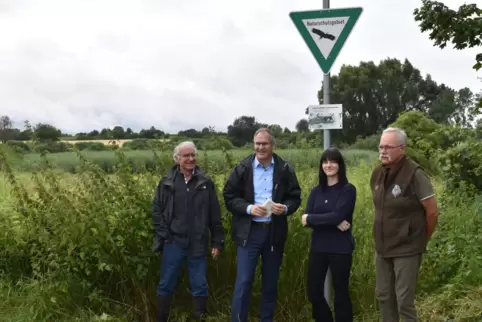 Das erste Schild hängt, weitere werden folgen: v.l. Kurt von Nida, Vorstand NVS NaturStiftung Südpfalz, Dietmar Seefeldt, Landra