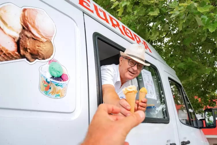 Seit über 40 Jahren ist Calogero Nici mit seinem Eiswagen unterwegs. Anfangs gab es nur den kleinen Bus zum Verkauf, später hat 