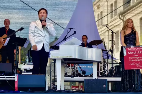 Andreas Nagel und seine Band mit Sängerin Myriam Keller beim Stadtfest Zweibrücken auf dem Herzogplatz. 