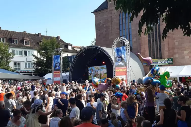 Proppenvoll war am Sonntag der Alexandersplatz beim Auftritt von Kinderliederstar Volker Rosin. 