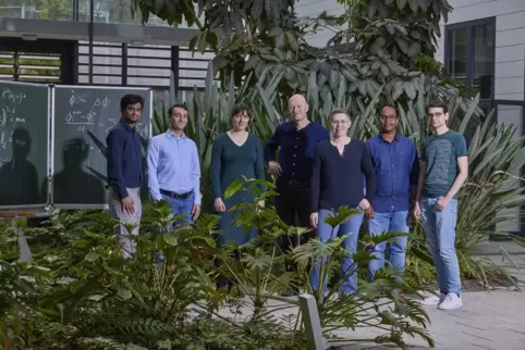 Jörg Kuhnert (Mitte) und Isabel Michel (rechts daneben) mit ihrem Team, das für seine Forschung mit dem Fraunhofer-Preis ausgeze