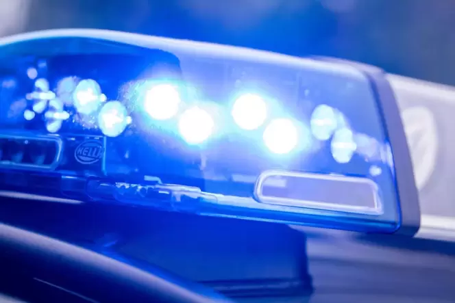 Ein Blaulicht leuchtet auf dem Dach eines Polizeiwagens