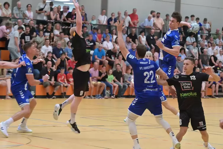 Top-Handball in Dahn: von links Stepan Zeman (Gummersbach), Patrick Bach, Kentin Mahe, Miro Schluroff (beim Wurf) und Victor Tal