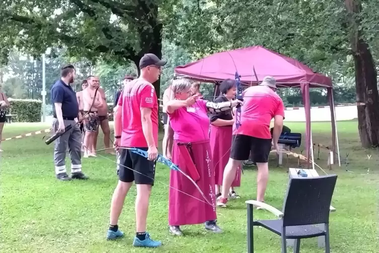 Am Stand des Schützenvereins St. Hubertus durften die Besucher Bogenschießen ausprobieren. 