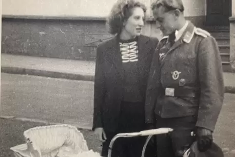 Anneliese Krämer, geborene Merkel, mit ihrem ersten Mann Georg Wilhelm und dem Kinderwagen. 